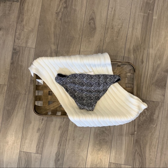 ⭐️Brand New⭐️ 2 piece Hollister Bathing Suit - Picture 5 of 5